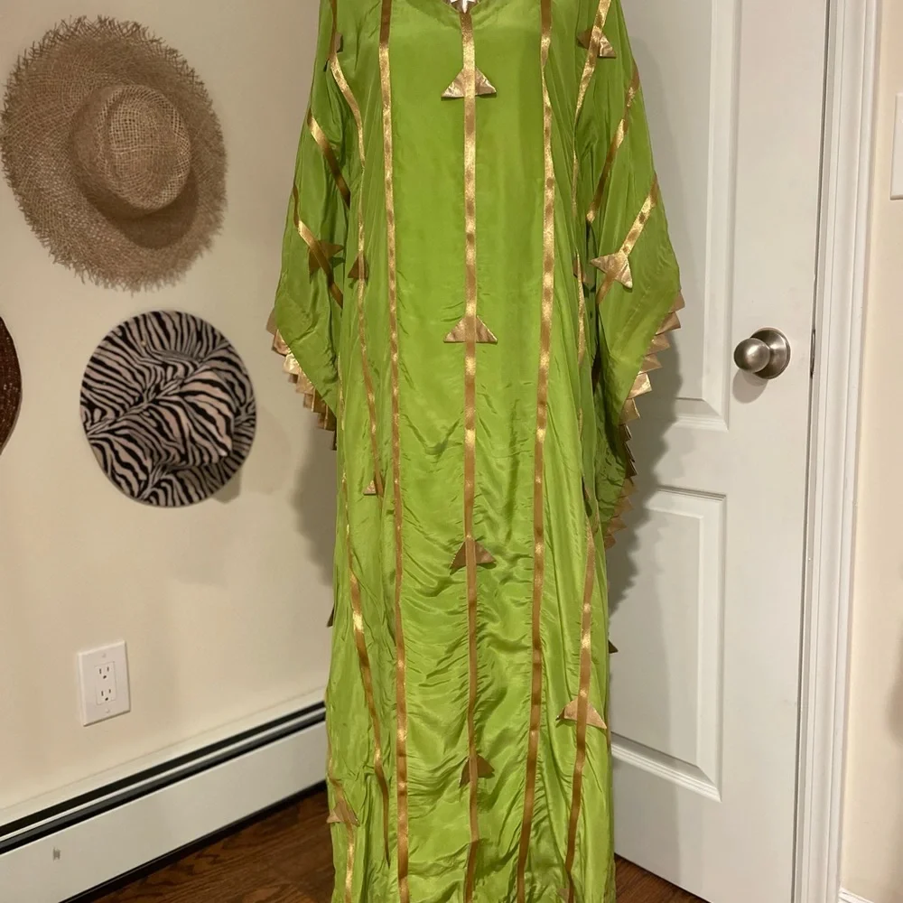 Beautiful floor length green kaftan with embroidered handmade lampi triangles. - Picture 10 of 14